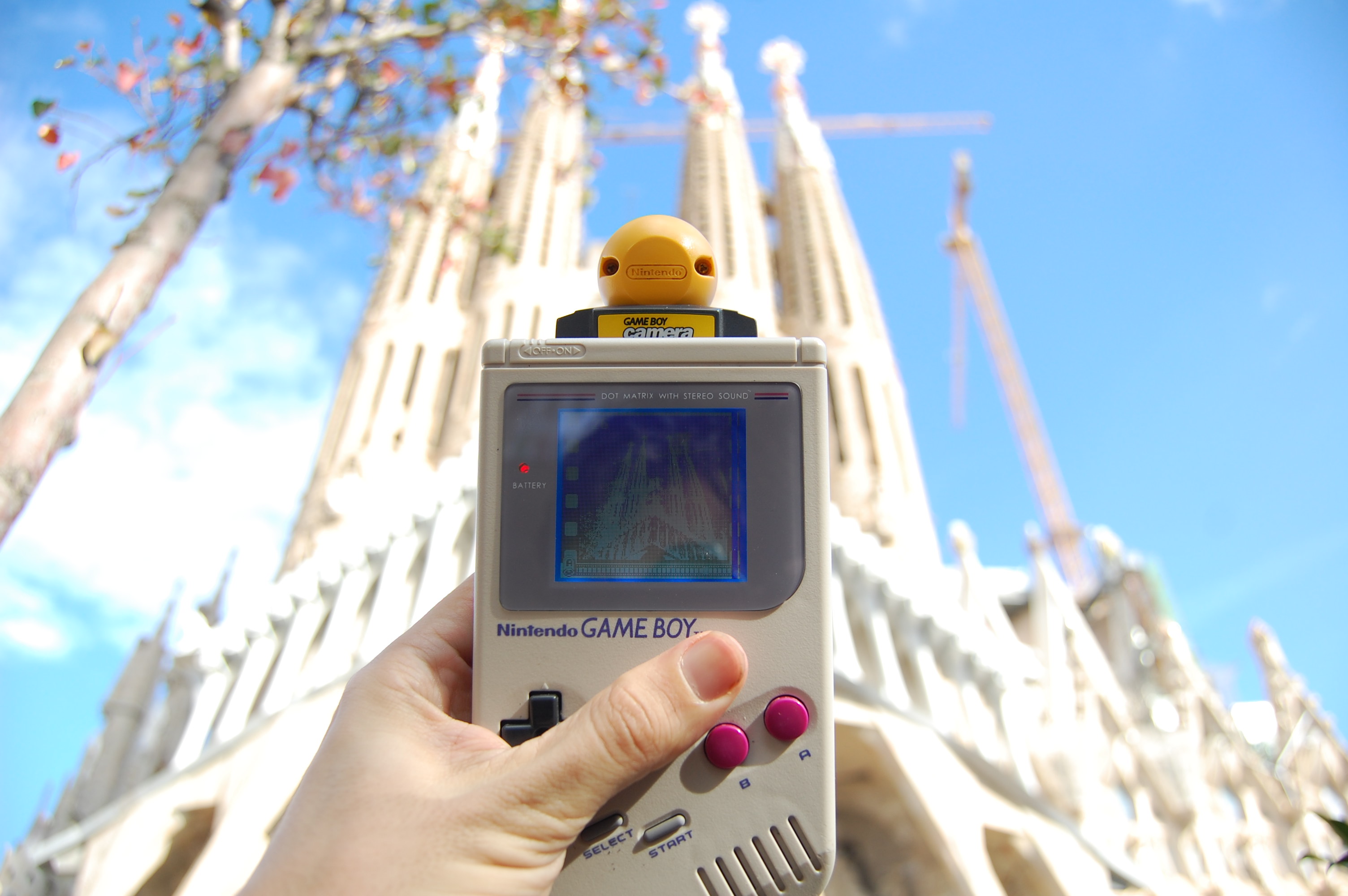 Fachada de la Sagrada Familia tomada con una Game Boy Camera