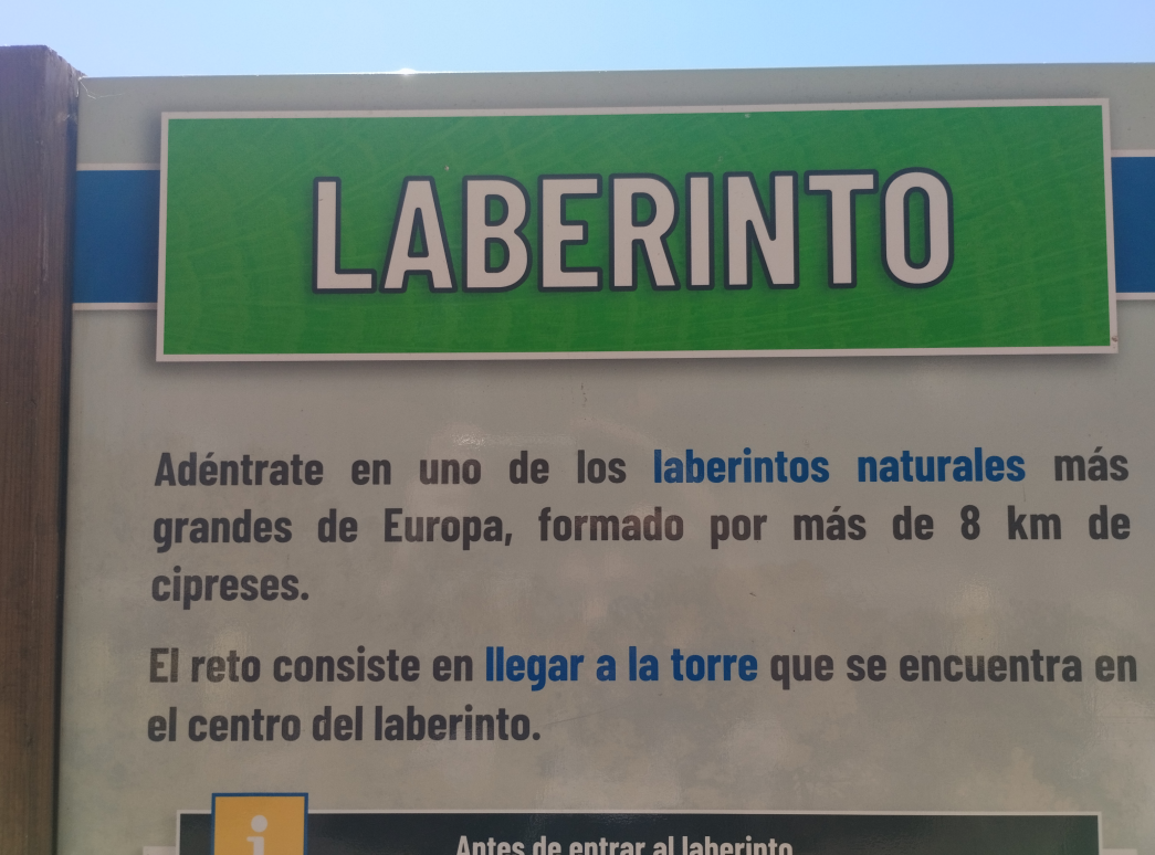 Cartel descriptivo a la entrada del laberinto