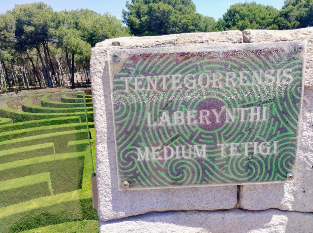 Cartel en la latín que reza &ldquo;Has llegado al centro del laberinto de Tentegorra&rdquo;