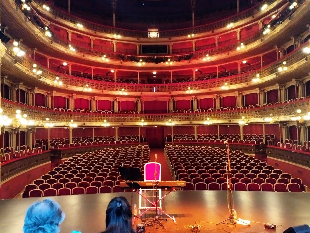 El telón del teatro Romea se sube dejándose ver todo el aforo