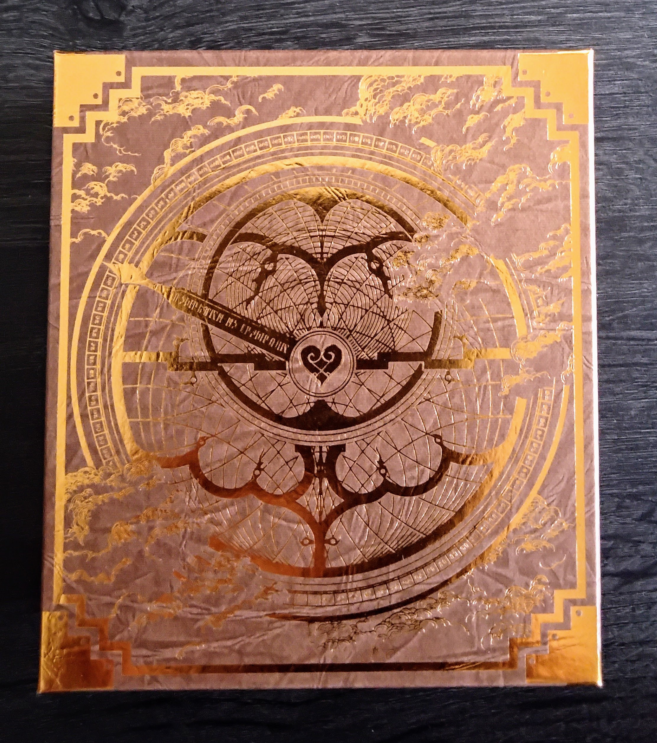 Portada de la caja serigrafiada en dorado de la banda sonora de Metaphor ReFantazio