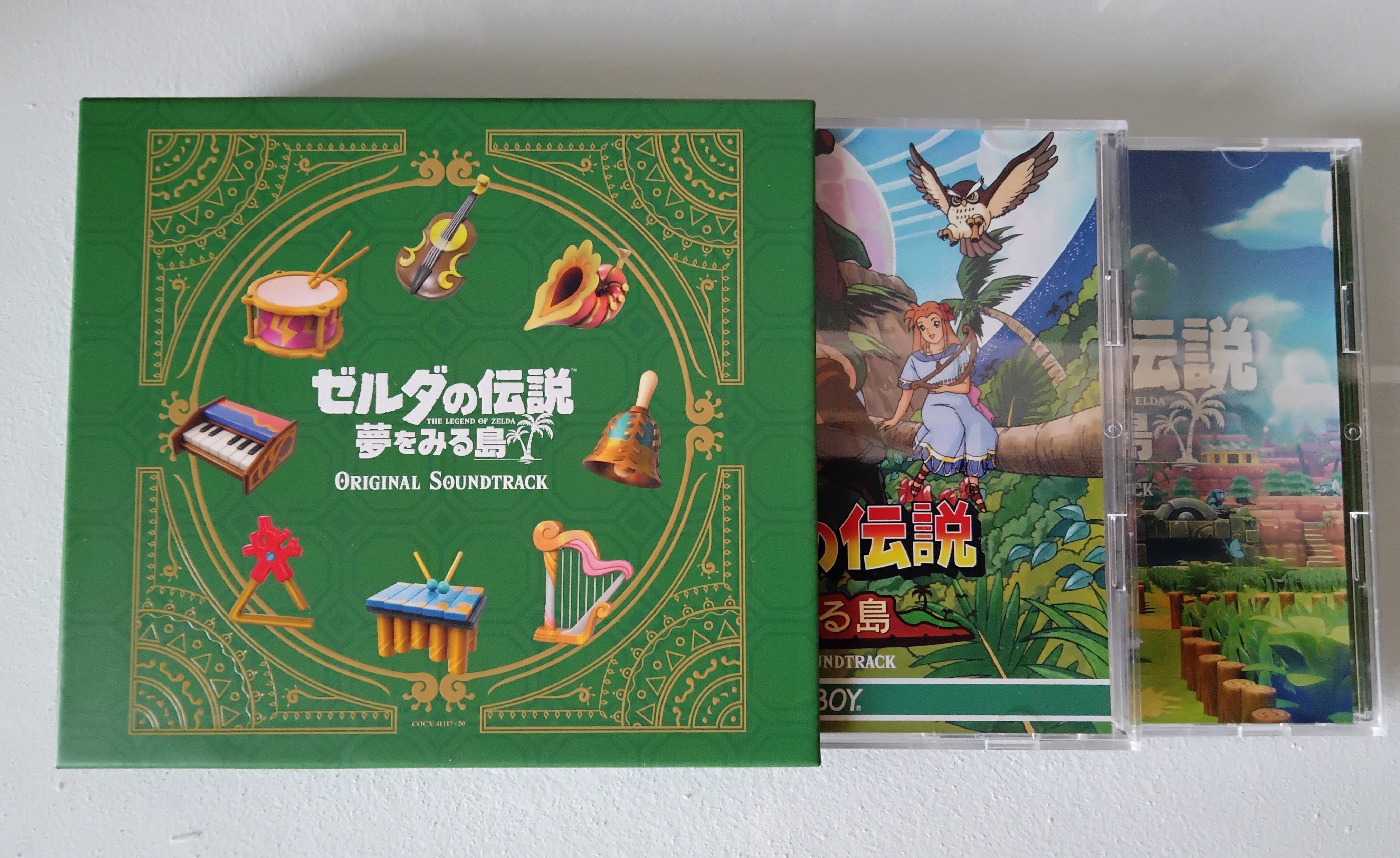 Portada del álbum de la Banda Sonora de Link's Awakening y sus dos cajas asomándose